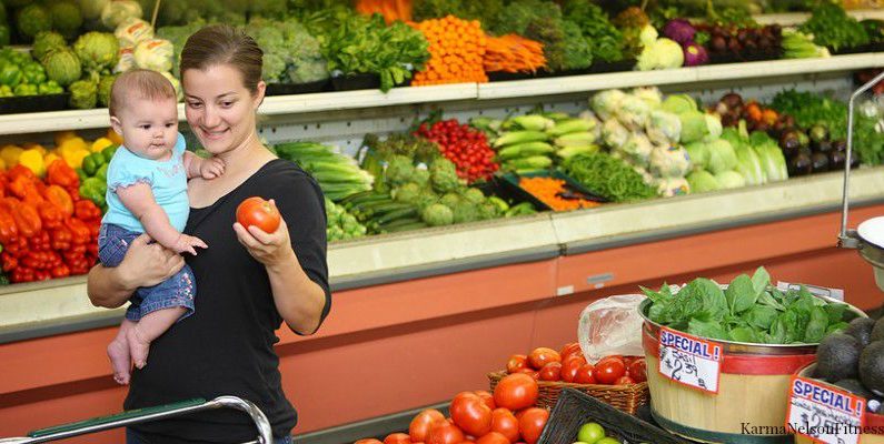 bigstock_Woman_and_baby_in_grocery_stor_14086571-880x400